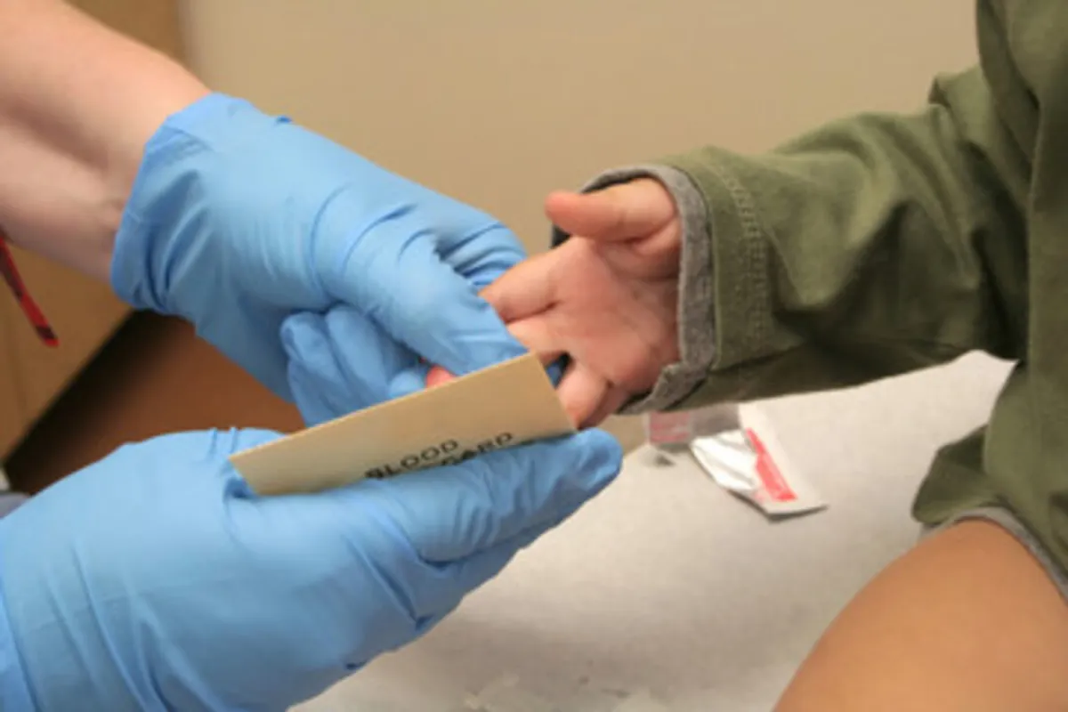 صورة لطفل يخضع لفحص الدم