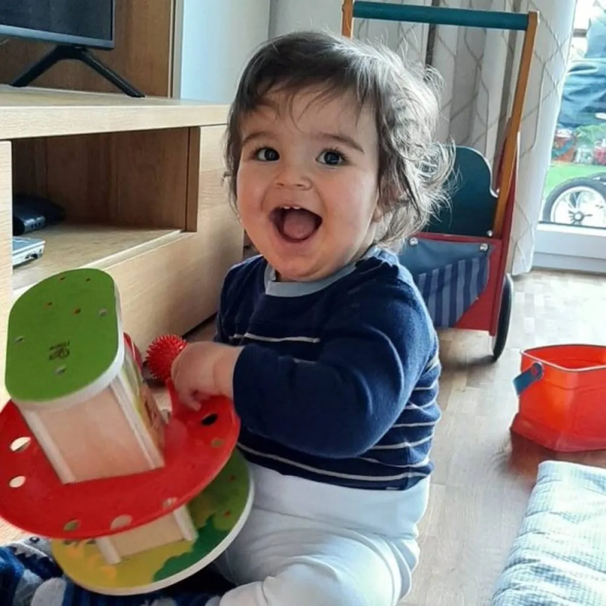 صورة لطفل زادته الابتسامة جمالاً