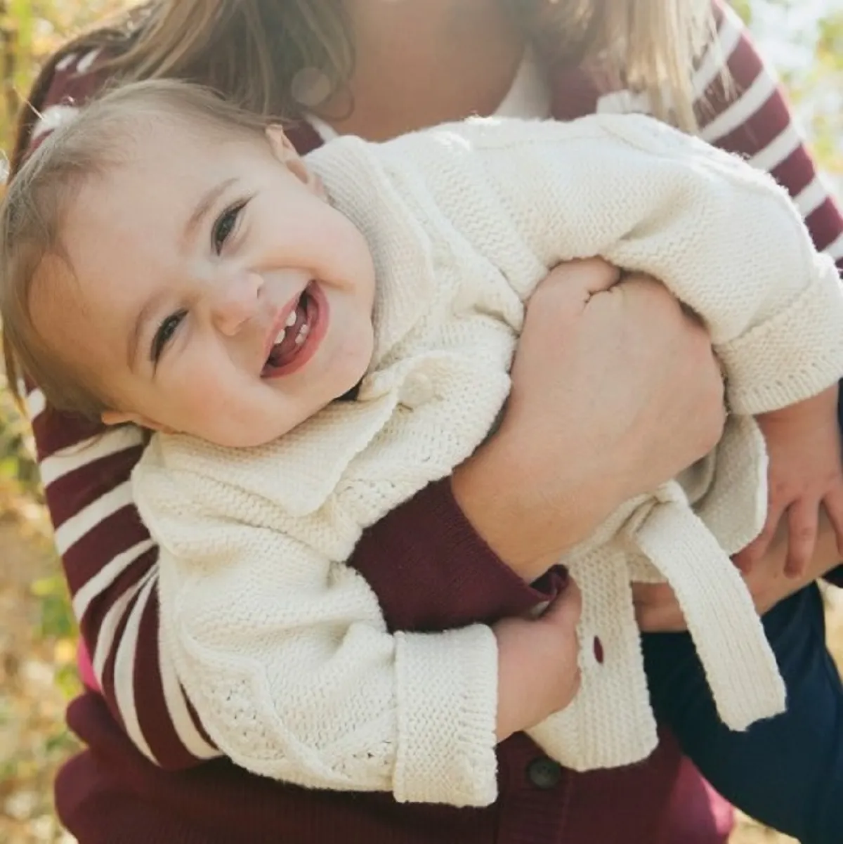 صورة لطفل يبتسم بحب وثقة بالنفس