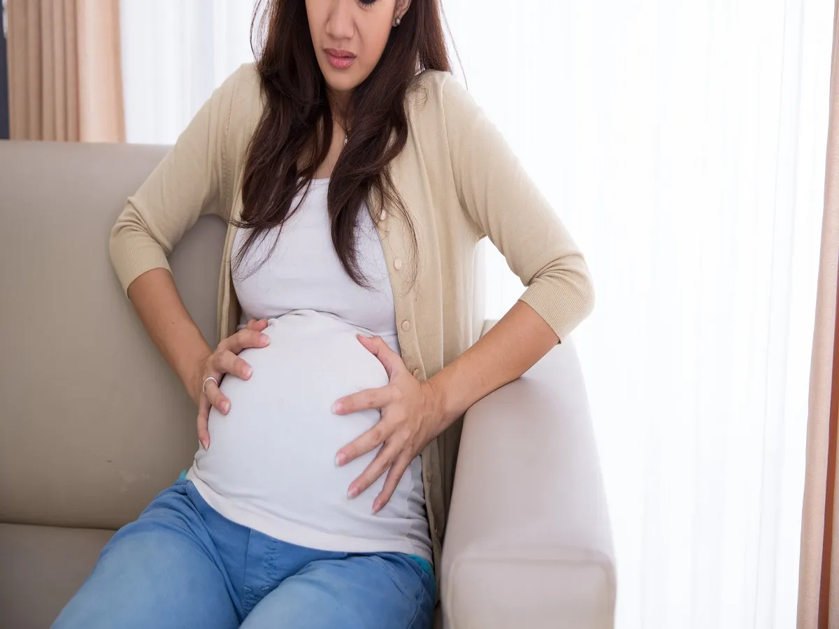 صورة لامرأة حامل تشعر بألم بالمعدة