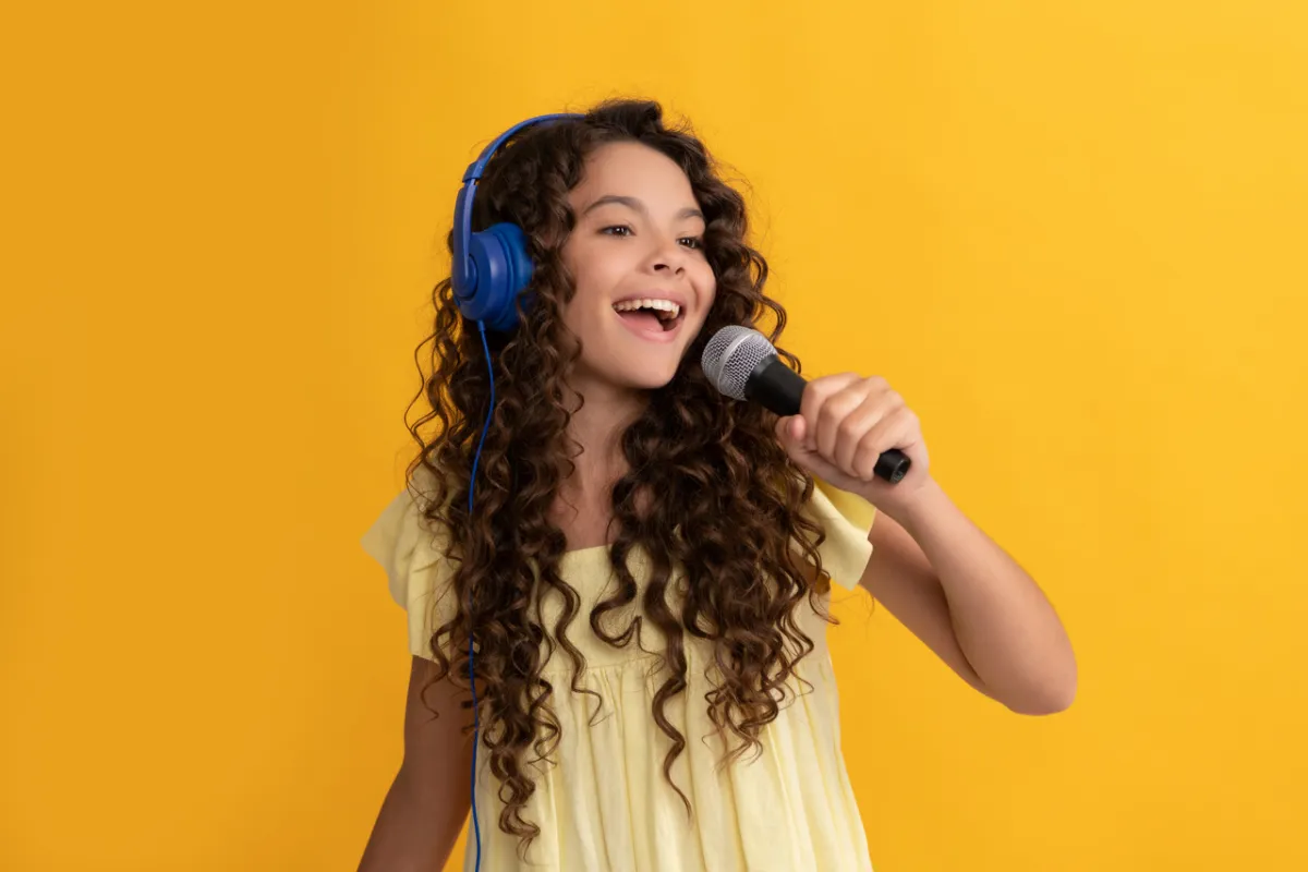 صورة لفتاة تغني