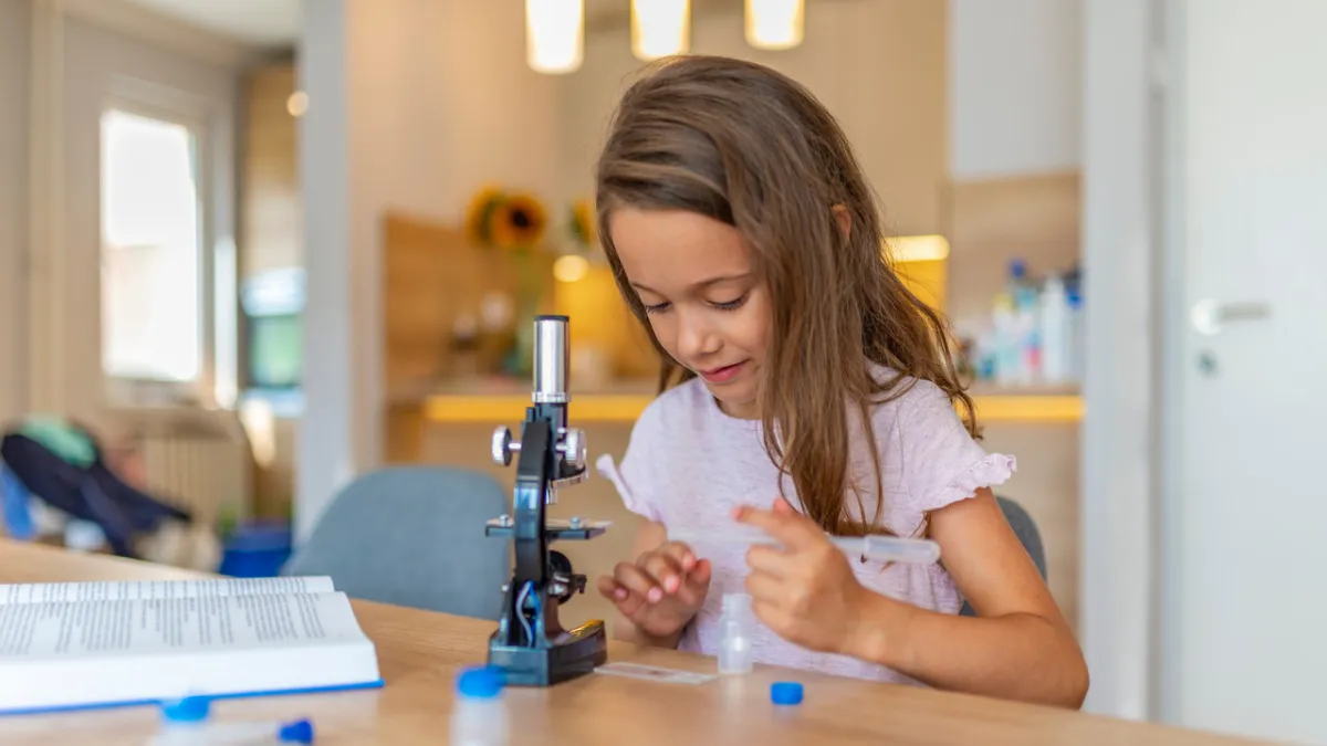 صورة فتاة تتعلم