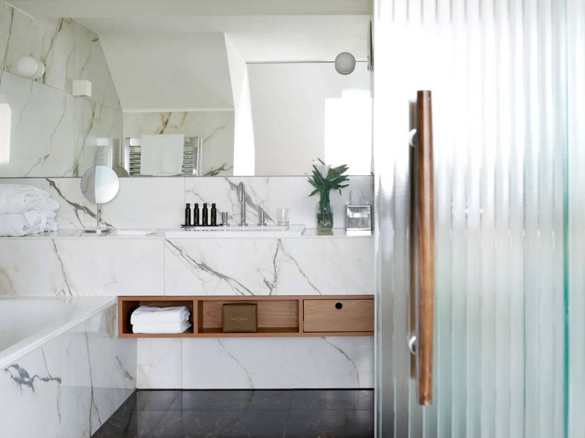 حمامات فخمة في غرف فندق ذا غيست هاوس فيينا