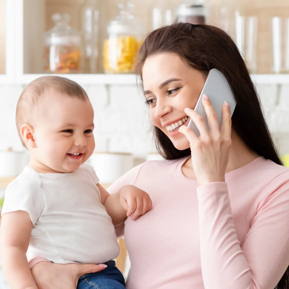 صورة لأم وطفل سعيد