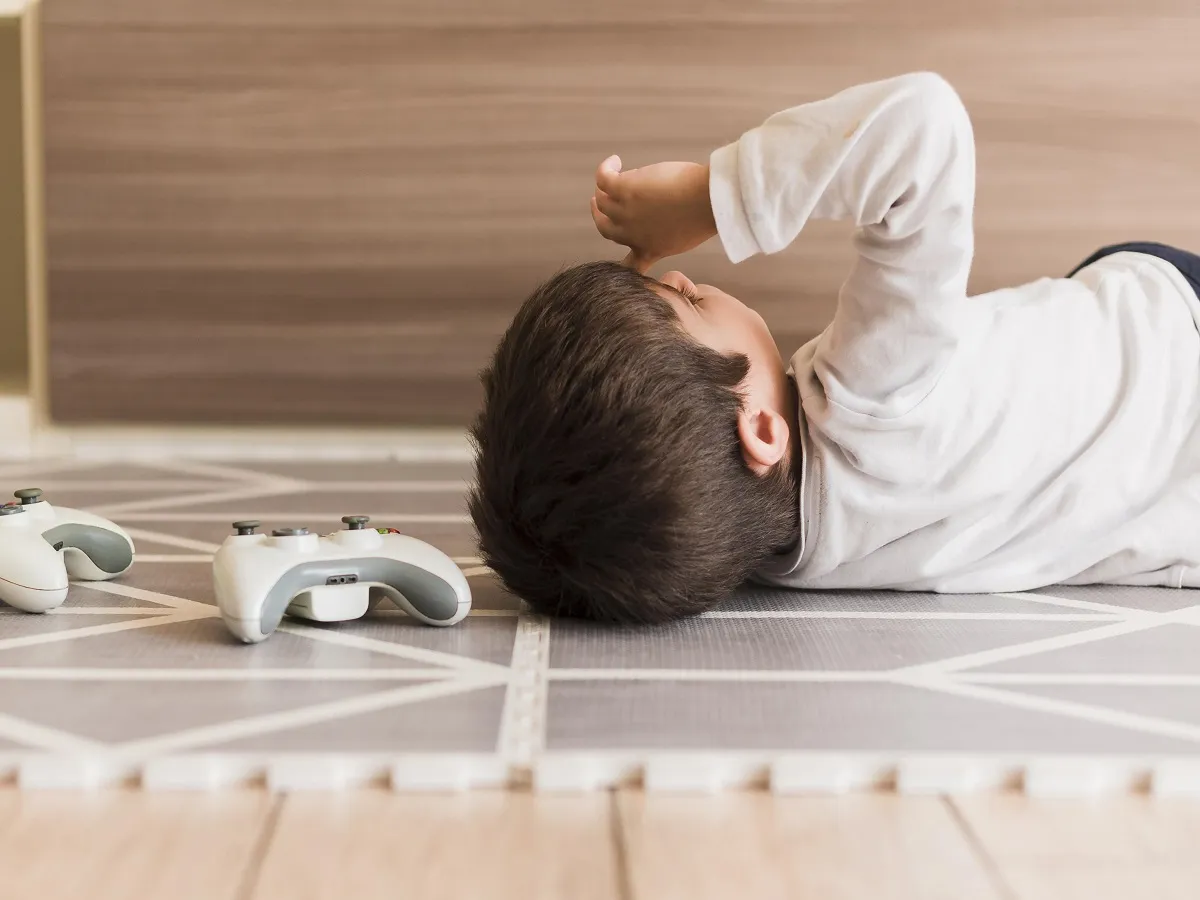 صورة لطفل يشعر بالتعب 