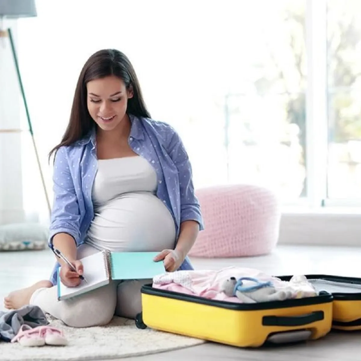 صورة لحامل تعد حقيبة الولادة