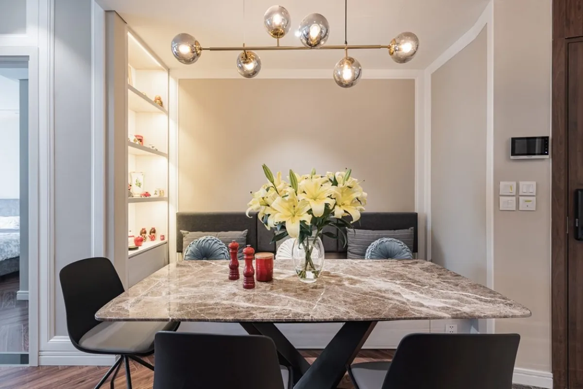 طاولة الطعام الرخام