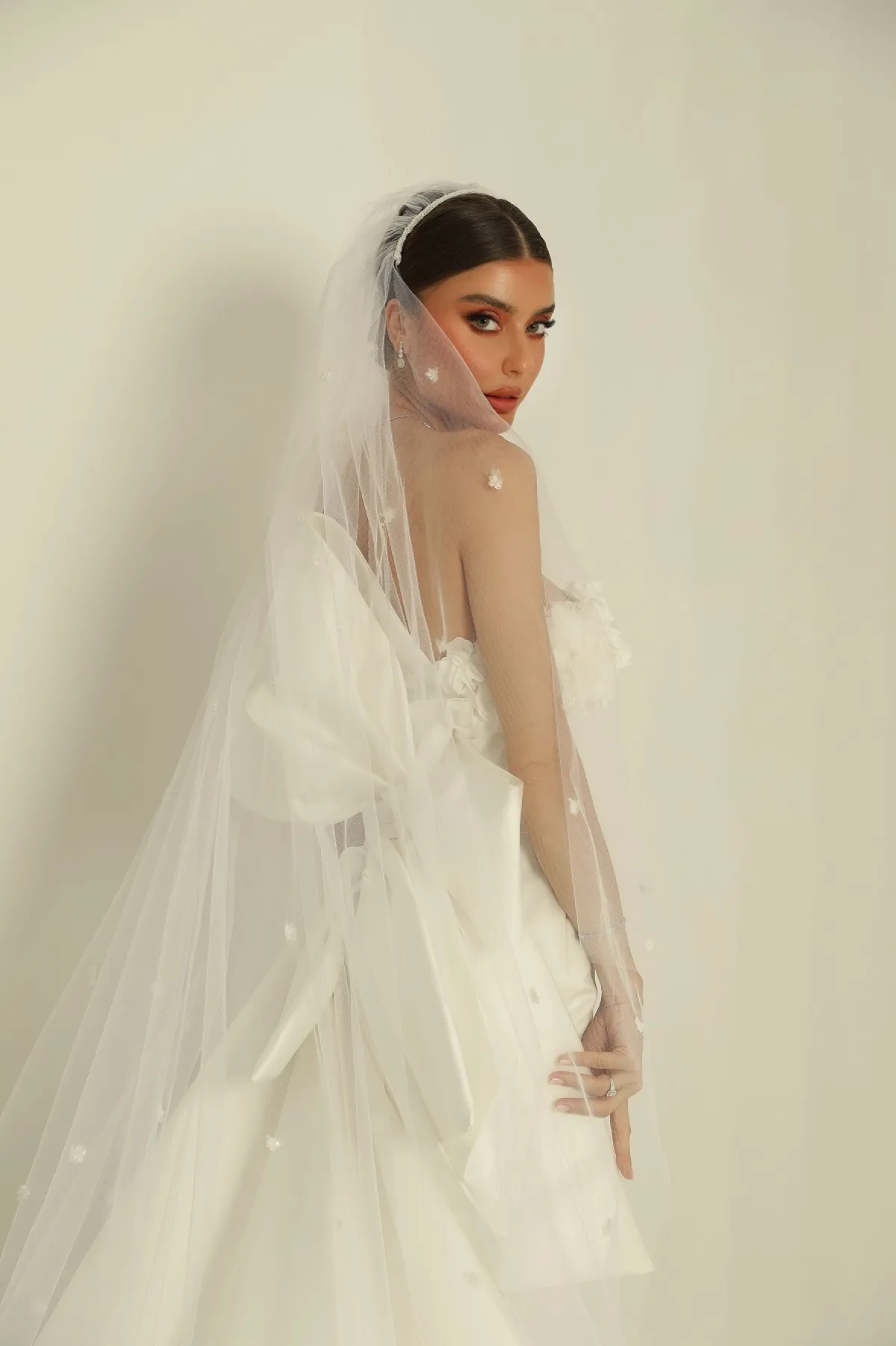 العروس الكلاسيكية الناعمة هي الخيار الأول للمصممة لطيفة العبدالقادر - الصور من المصدر