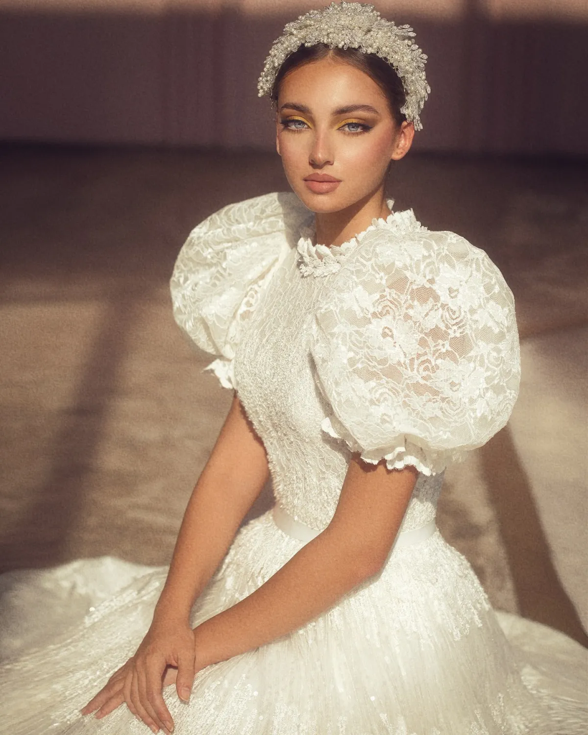 فستان زفاف ناعم ومفعم بالأنوثة مع أكمام من الدانتيل من تصميم لطيفة العبدالقادر - الصور من المصدر