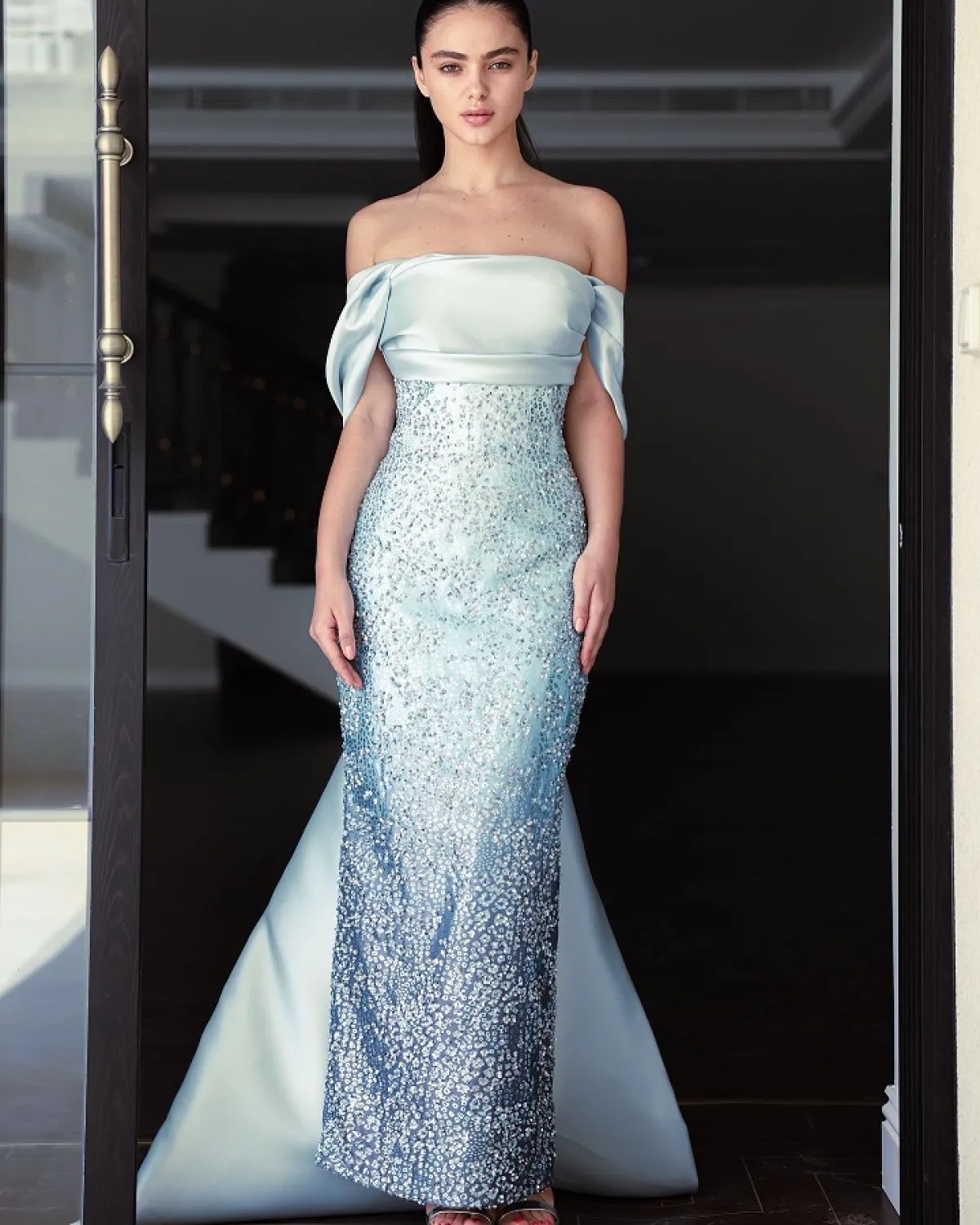 فستان للسهرات مزين بالكريستالات البراقة من تصميم لطيفة العبدالقادر - الصور من المصدر
