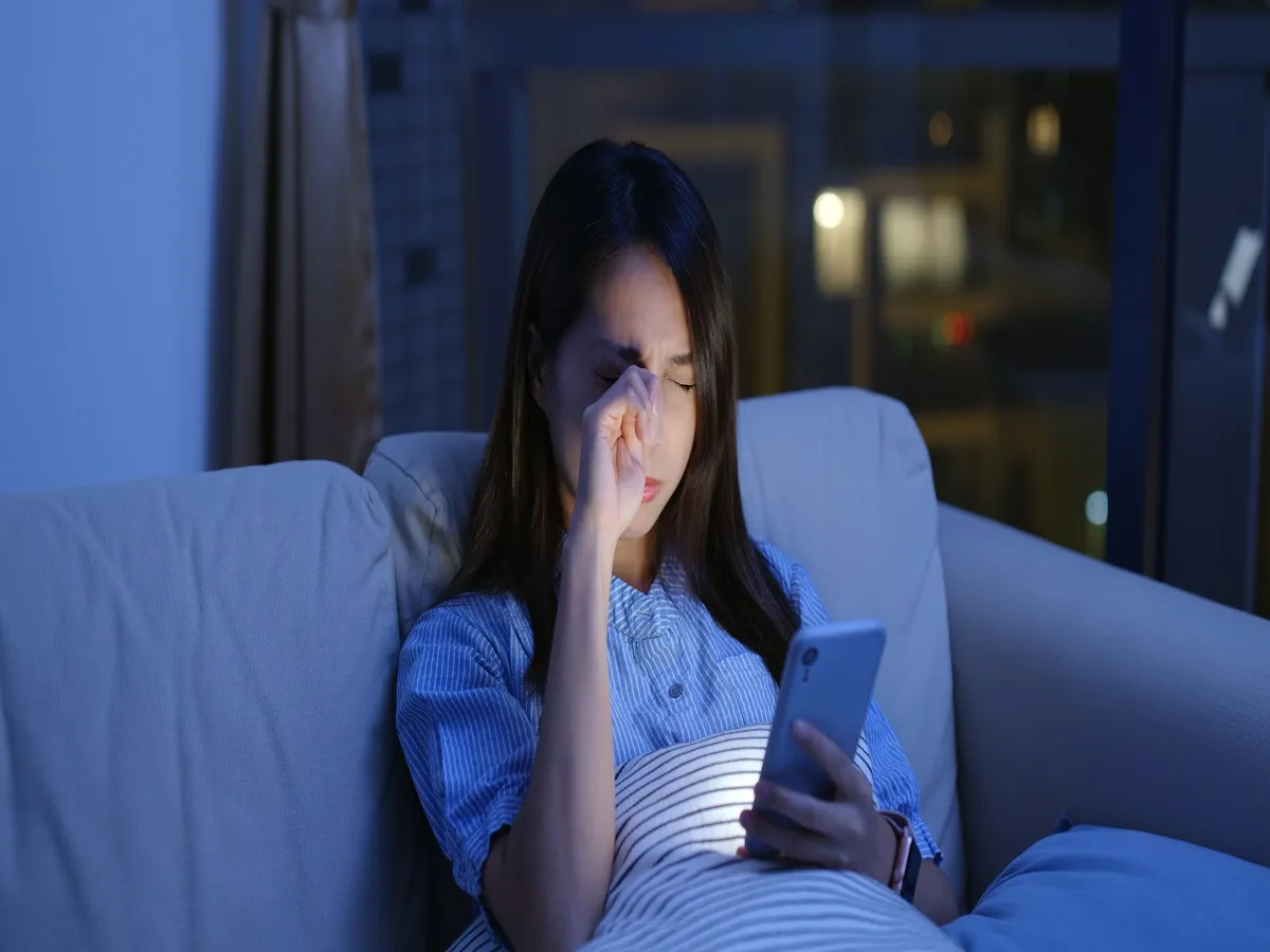 صورة لامرأة تنظر في هاتفها