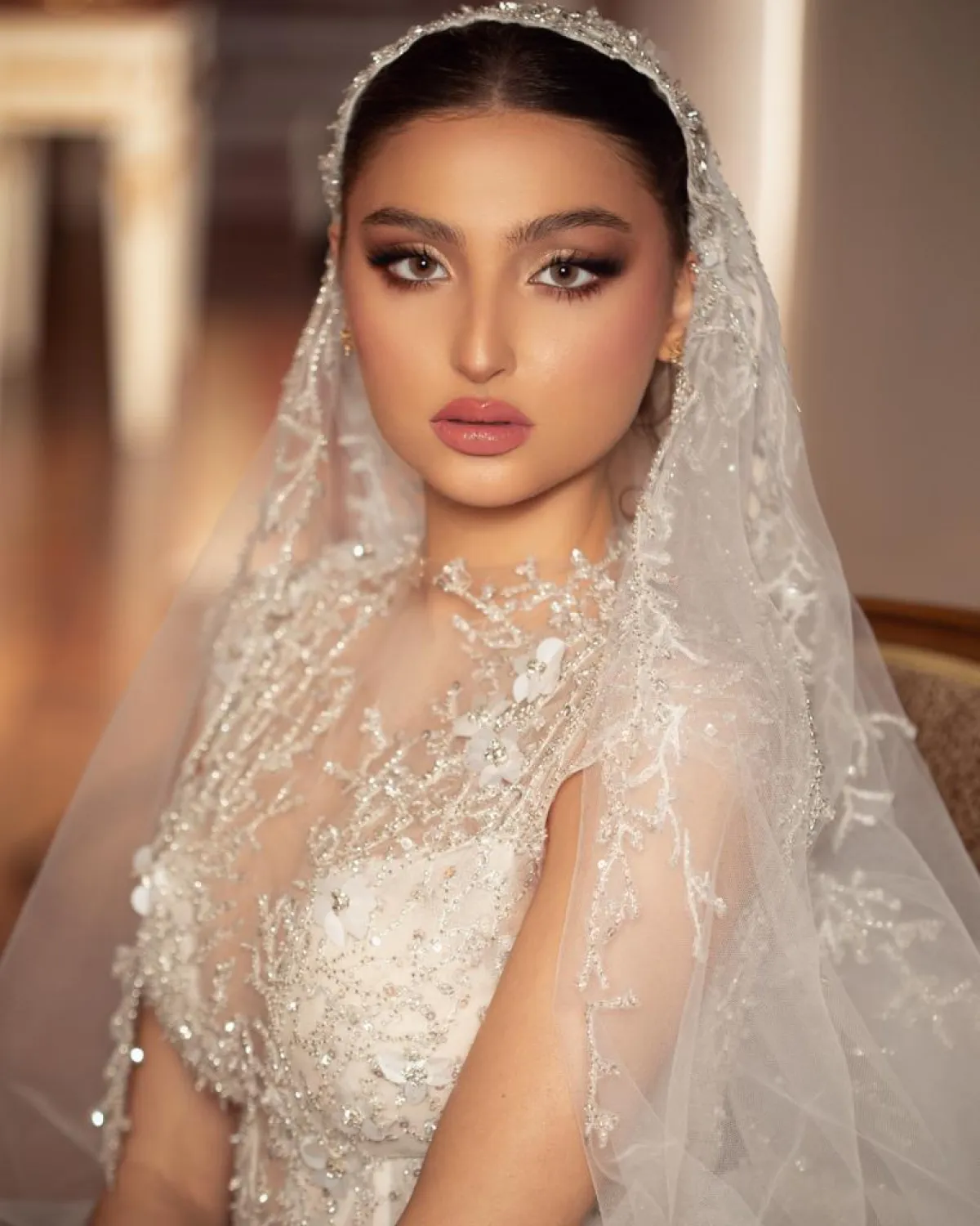 عروس مبهرة بفستان وطرحة من التل المطرز من تصميم لطيفة العبدالقادر - الصور من المصدر