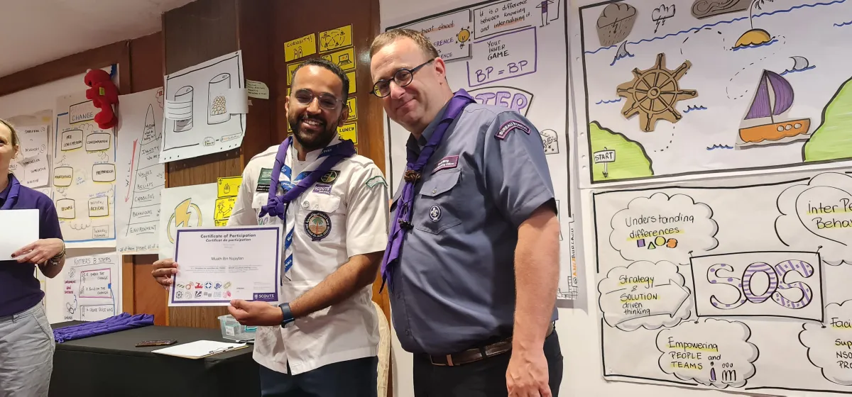 النجيفان يتسلم الشهادة ويتقلد المنديل الارجواني