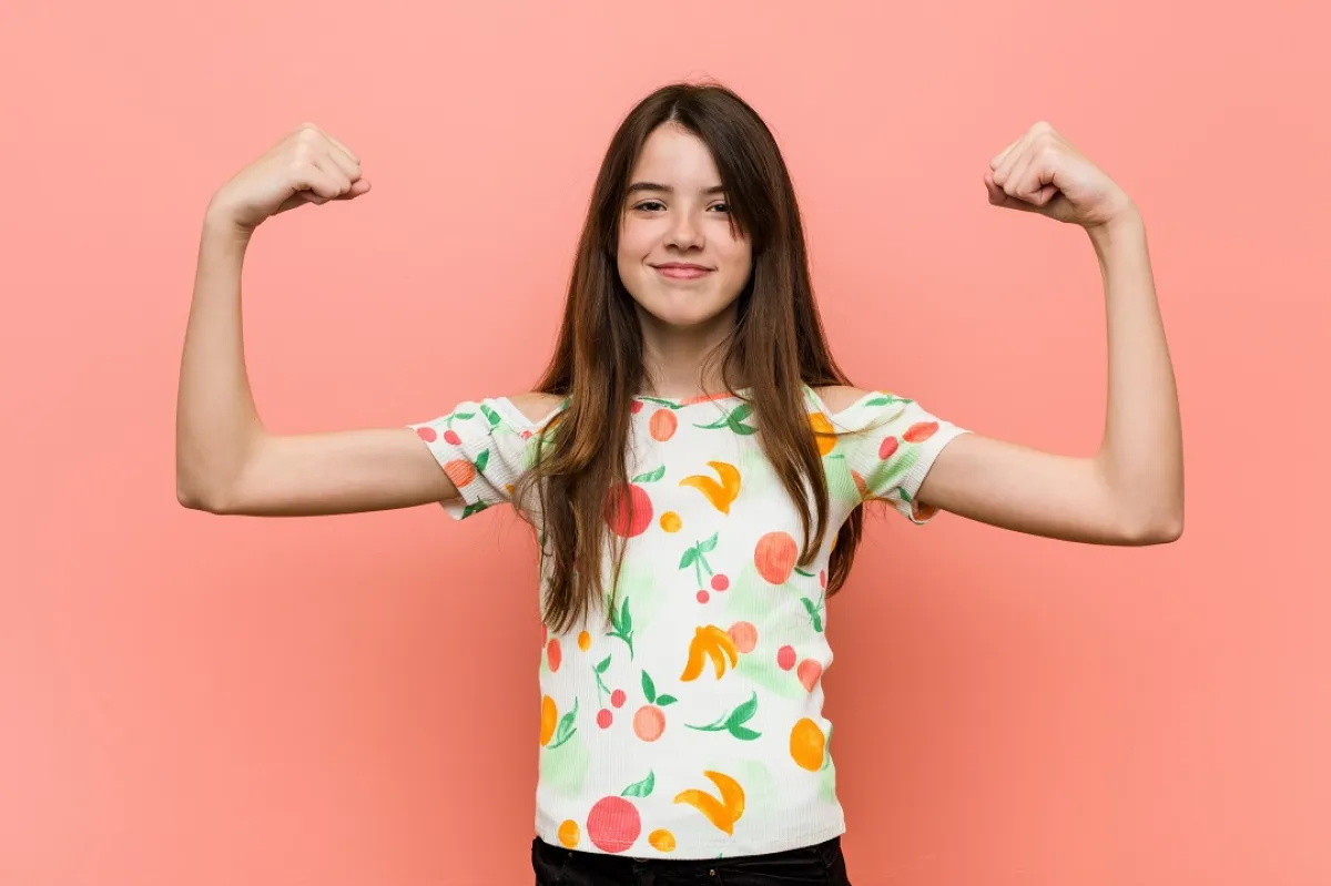 صورة لطفلة سعيدة بقوتها