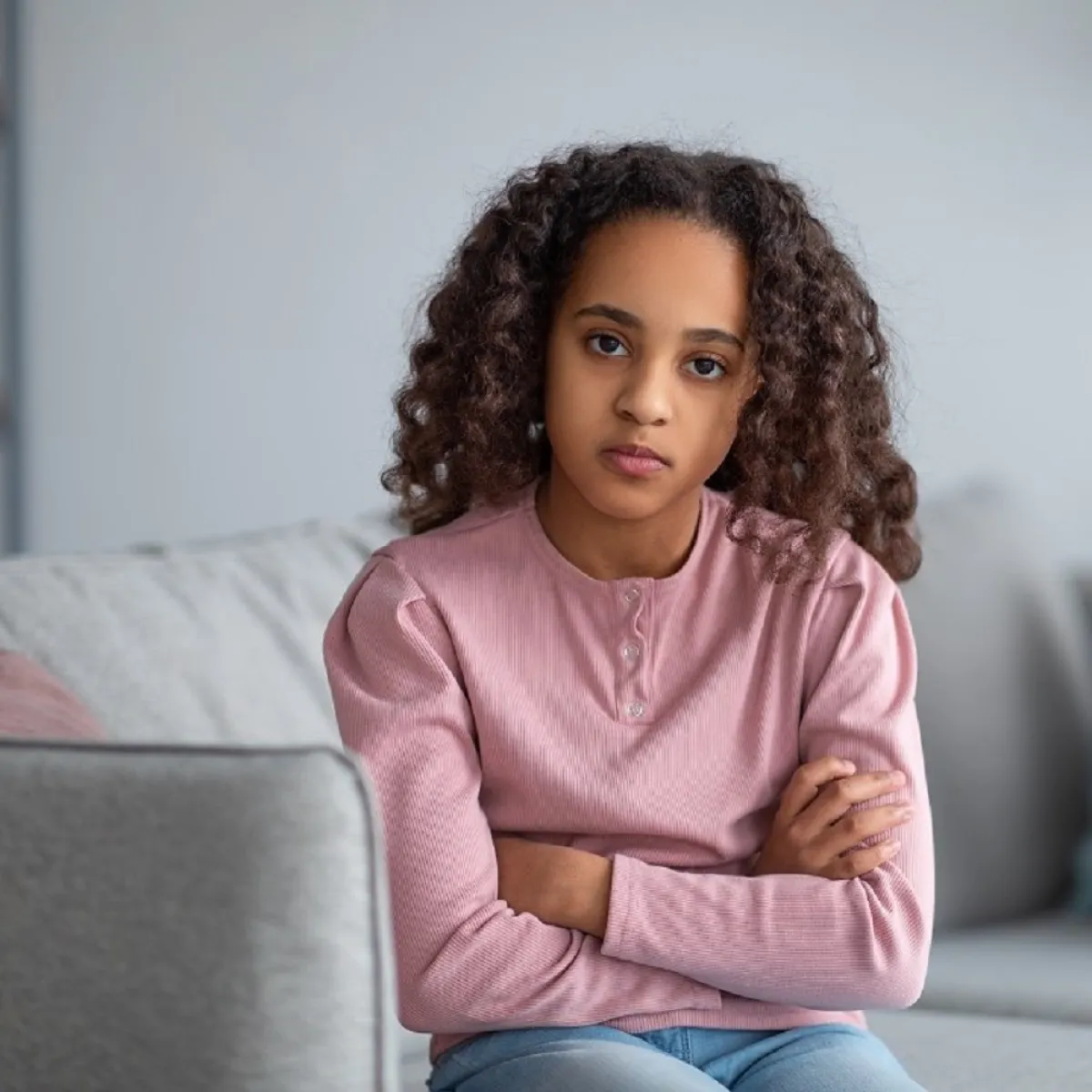 صورة لطفلة حزينة لضعف شخصيتها