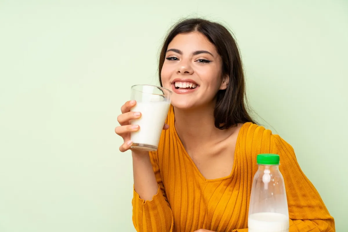 صورة لمراهقة تشرب اللبن