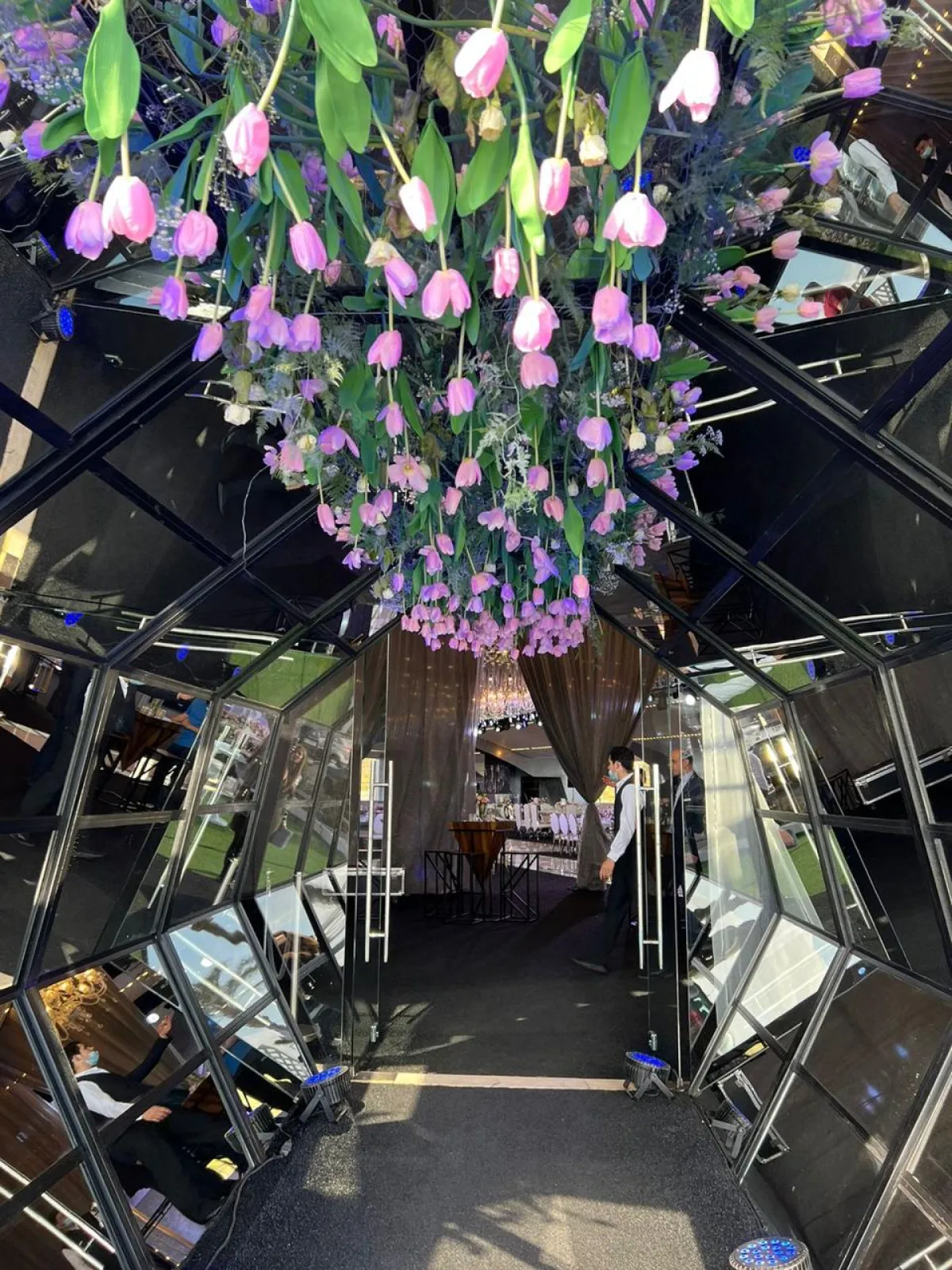 ديكور مدخل حفل الزفاف معدّ من المرايا