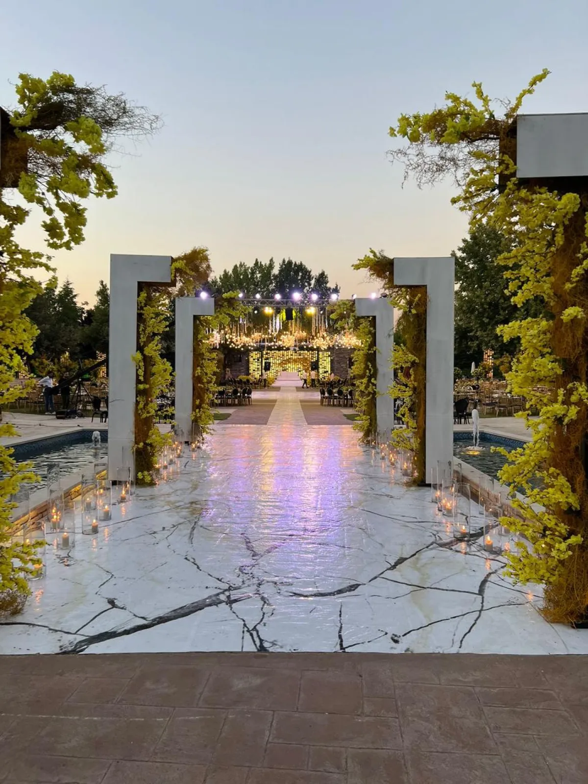 مدخل حفل زفاف منظم في الهواء الطلق