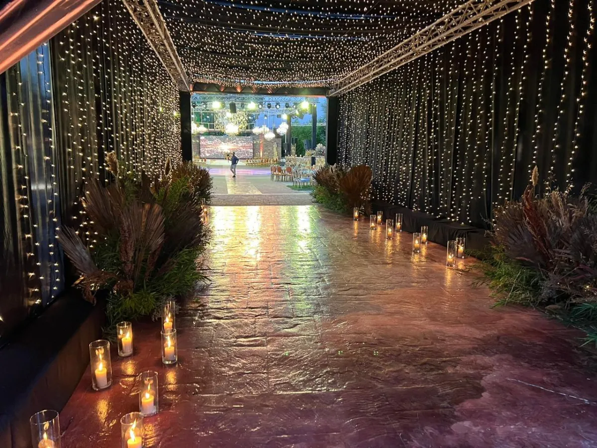 إضاءة مدخل حفل الزفاف (الصورة من أعمال خبيرة ومصممة ديكورات حفلات الزفاف عبير دهام)