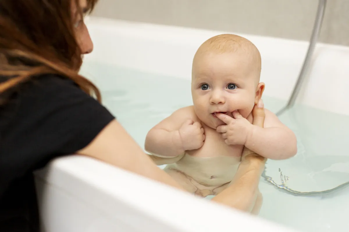 صورة لمولود في الحمام