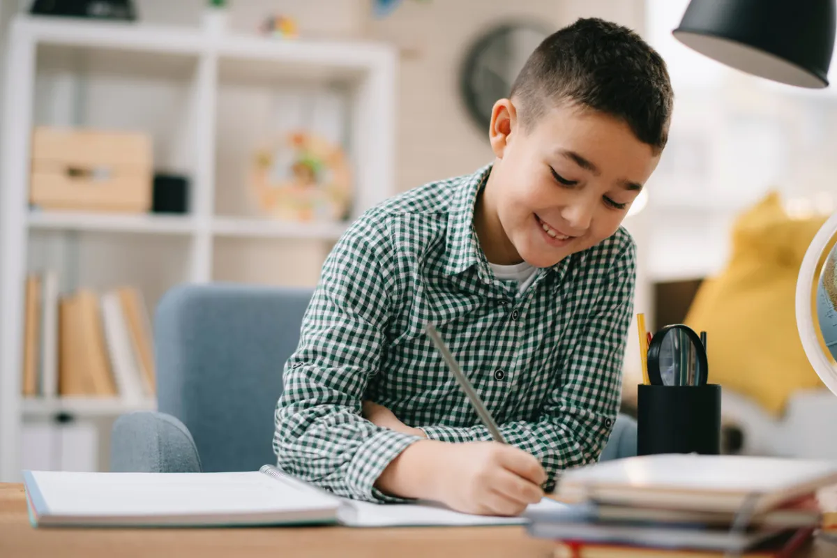 صورة طفل يكتب