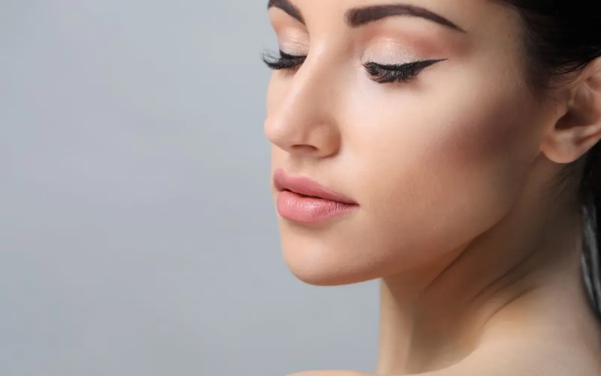 أفضل مكياج لفستان برتقالي