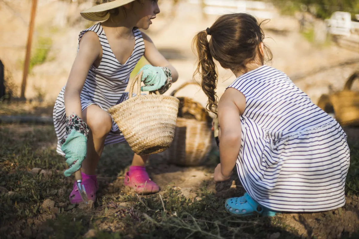 صورة فتيات بلعبن بالتراب