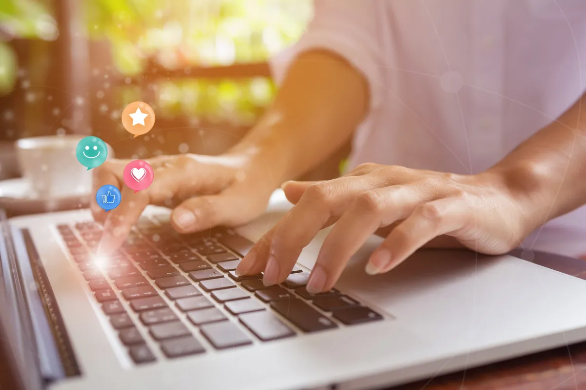 إثارة مشاعر، مثل: السعادة أو الحزن أو الغضب أو الخوف في صفوف المستهلكين، لحثهم على شراء المنتج أو الخدمة 