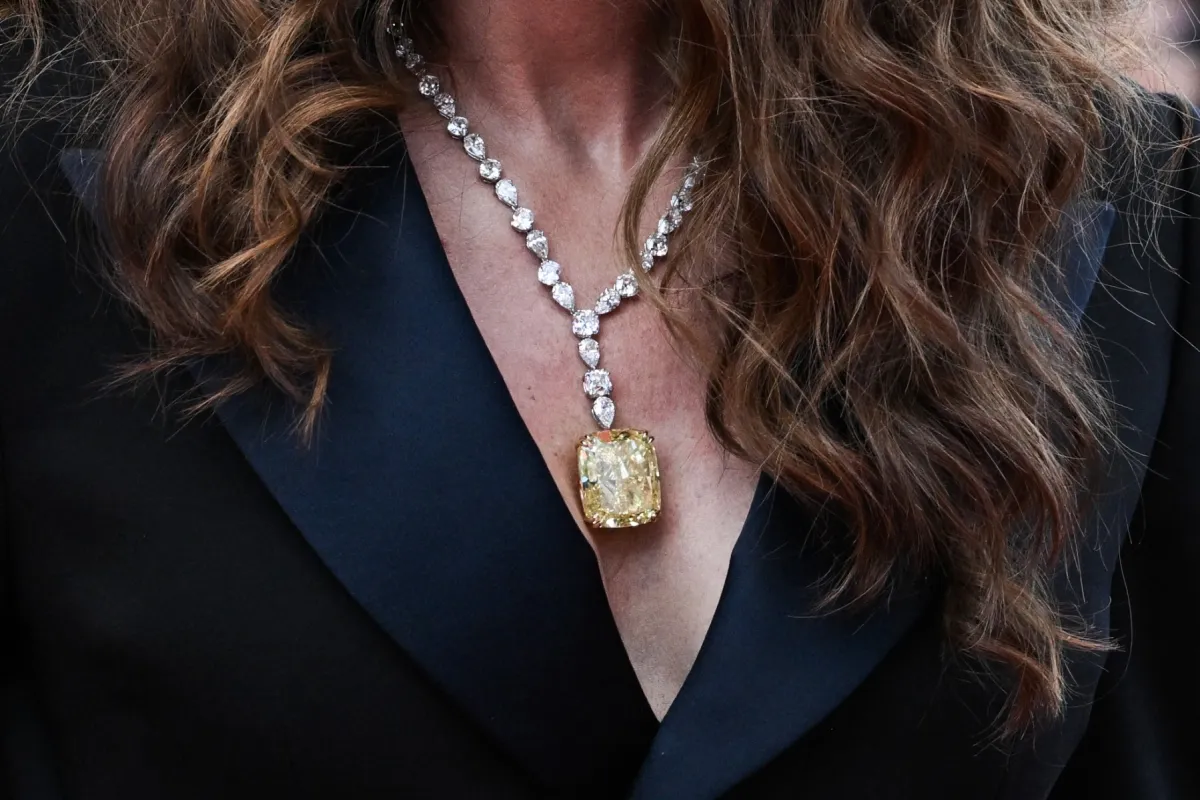 Chopard necklace worn by US actress Julia Roberts as she arrives for the screening of the film "Armageddon Time" during the 75th edition of the Cannes Film Festival in Cannes, southern France, on May 19, 2022. (Photo by LOIC VENANCE / AFP)
