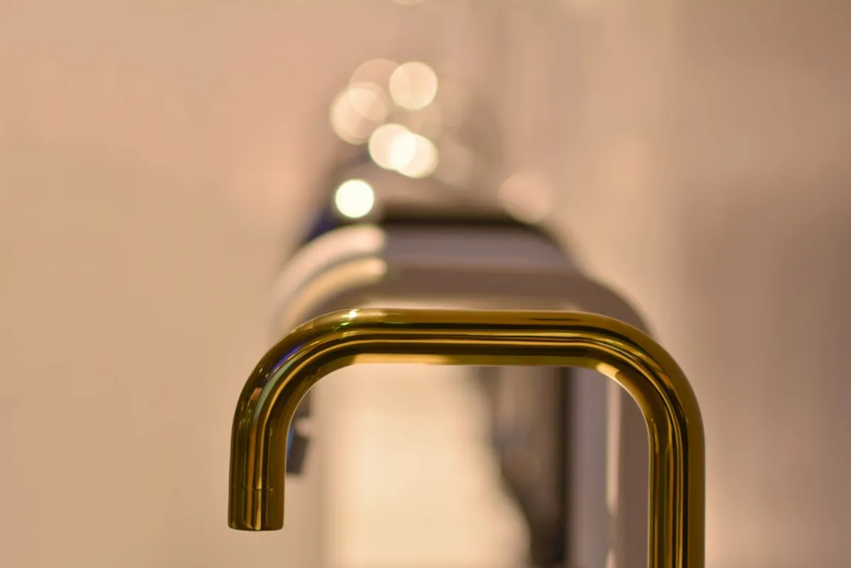 صنبور ذهبي اللون