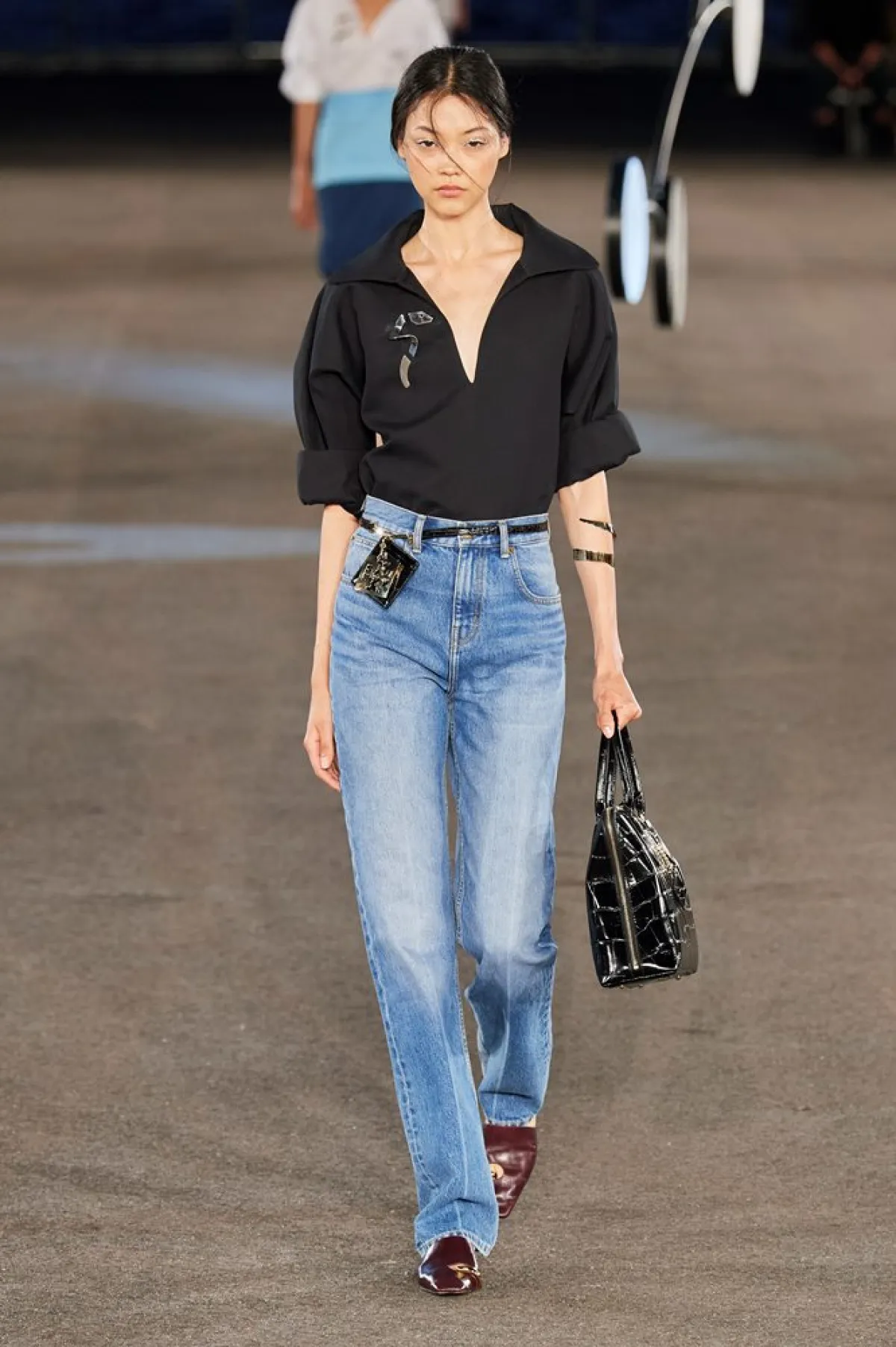 تنسيق اللون الأسود مع الجينز من توري بورش «Tory Burch»