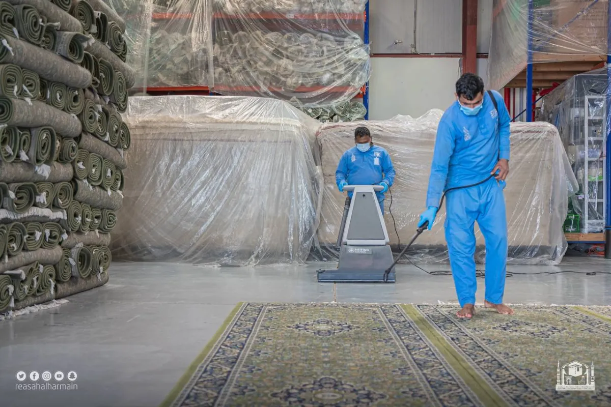 تعرفوا على مراحل غسل وتعقيم2000 سجادة داخل الحرم المكي
