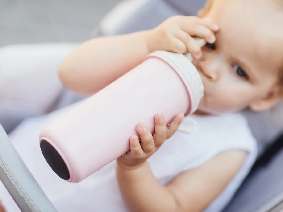 صورة لطفلة تتناول الطعام