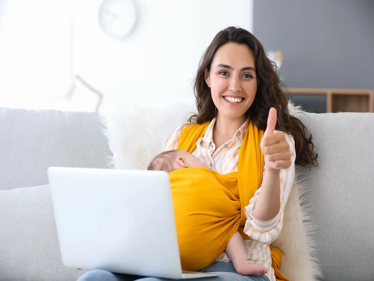 صورة لأم تحمل طفلها