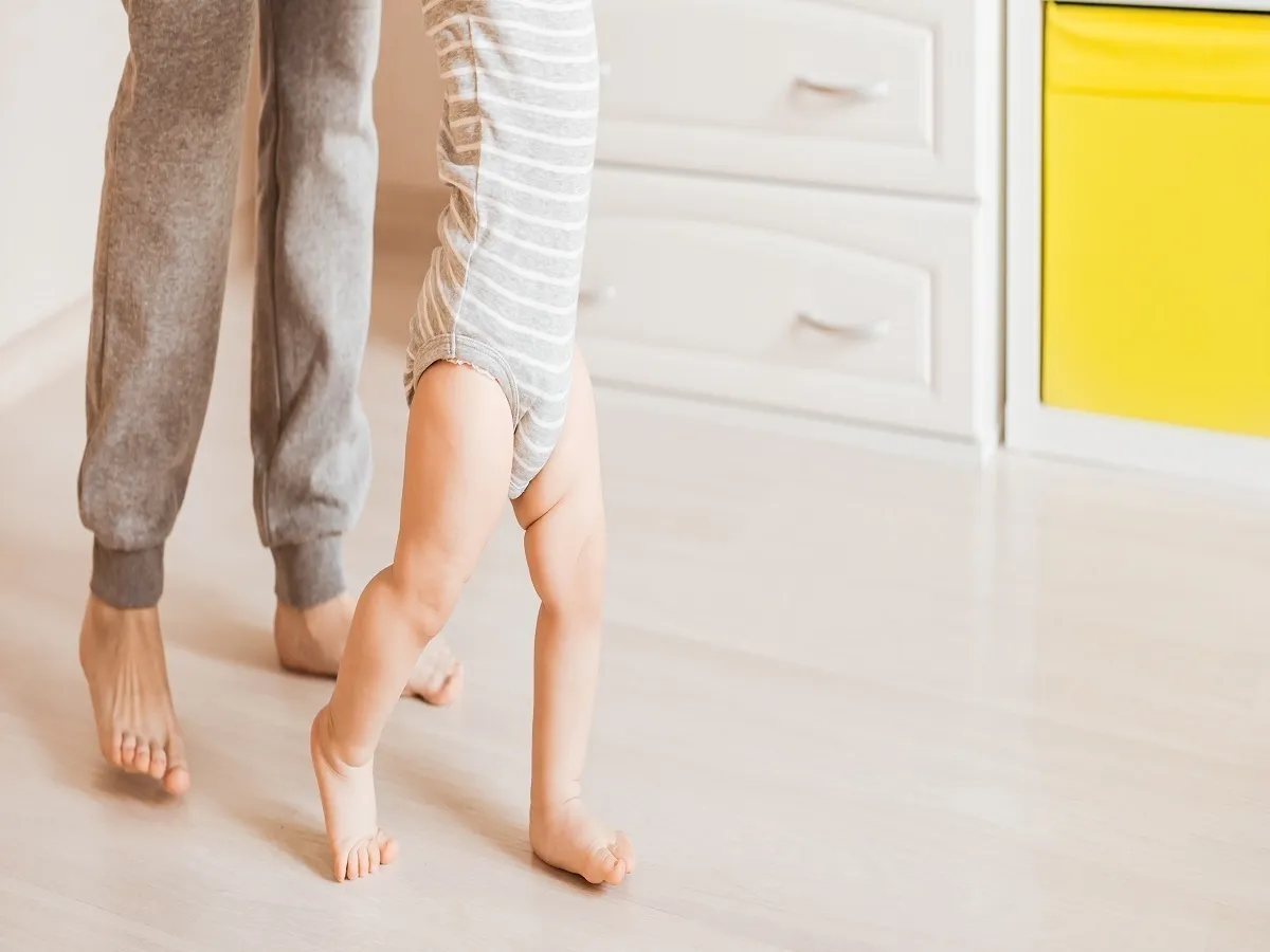 صورة لطفل يحاول المشي