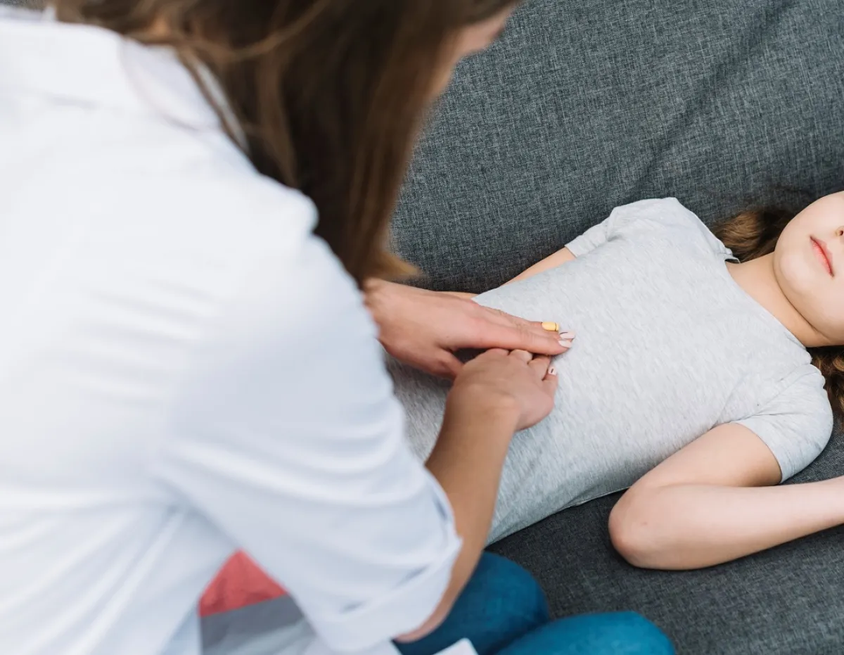 صورة لطبيبة تفحص طفلة