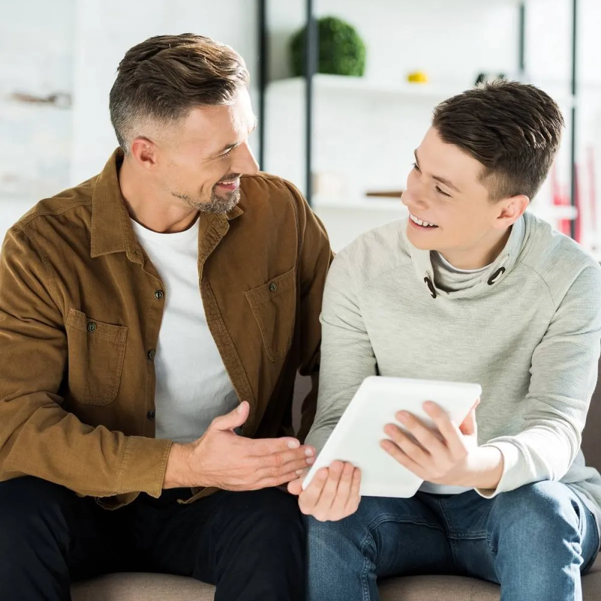 صورة لطفل مراهق ووالده