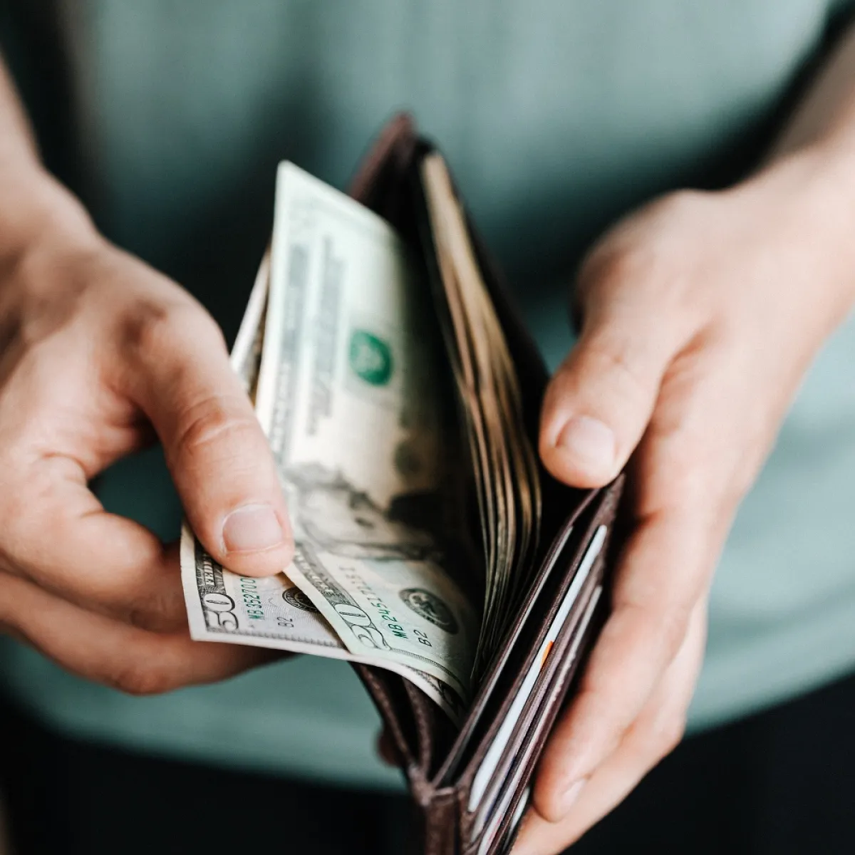 صورة لحافظة نقود تمتليء بالجنيهات