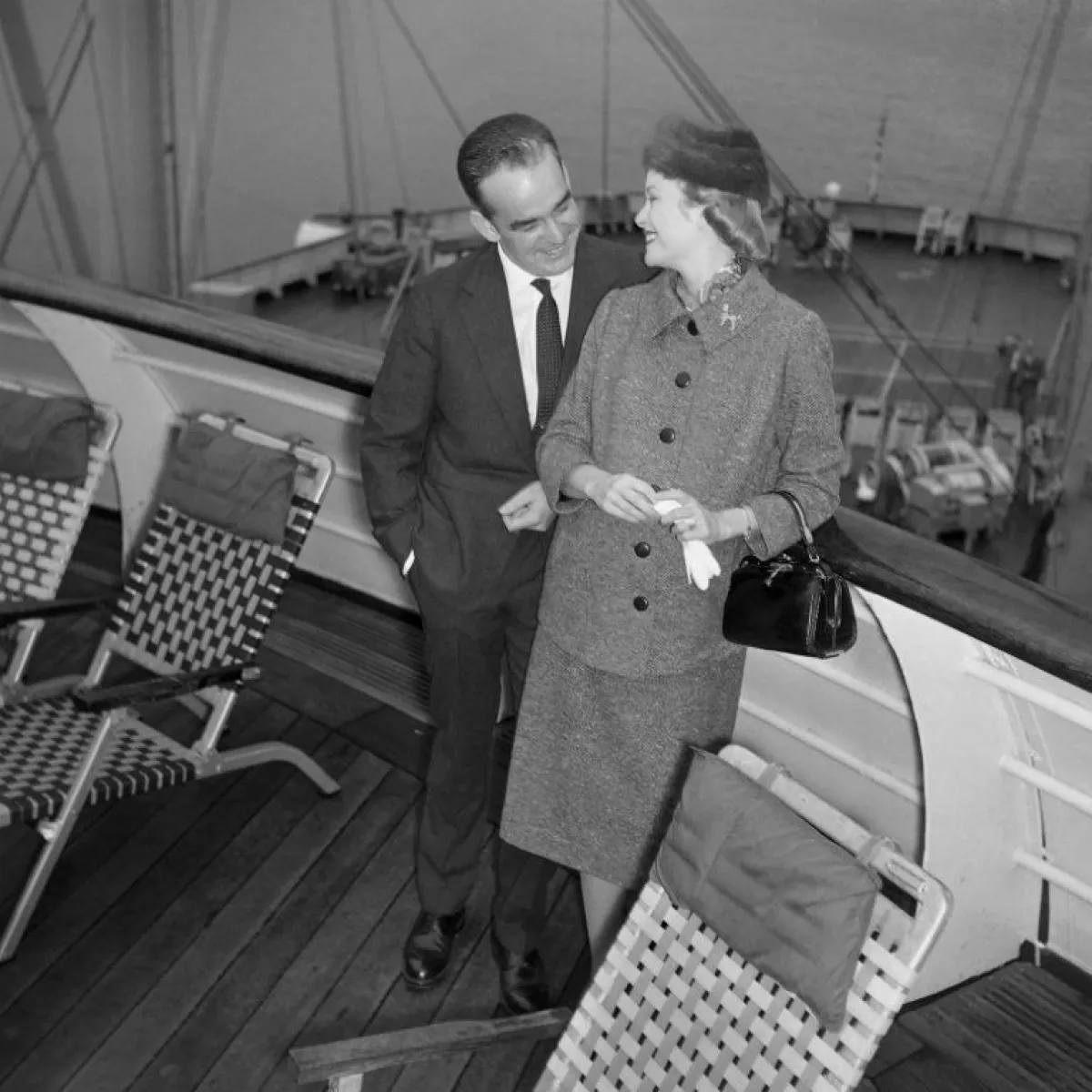 Princess Grace of Monaco and Prince Rainier III of Monaco, on November 17, 1956 in Cannes, after a two-month trip in USA. (Photo by AFP)