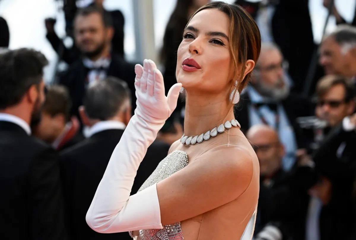 Brazilian model Alessandra Ambrosio arrives for the screening of the film "Armageddon Time" during the 75th edition of the Cannes Film Festival in Cannes, southern France, on May 19, 2022. (Photo by PATRICIA DE MELO MOREIRA / AFP)