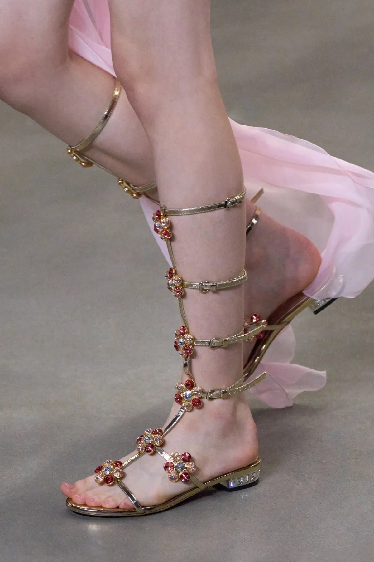 صندل بأربطة من جيامباتيستا فالي Giambattista Valli