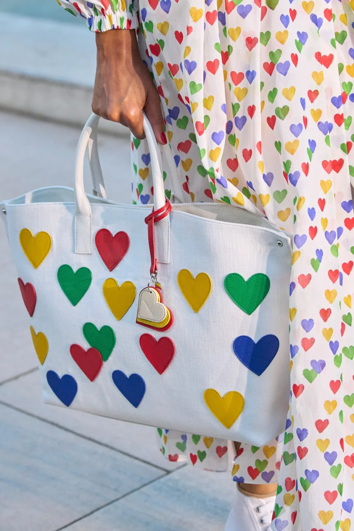 حقيبة يد ملونة من أكريس «Akris»