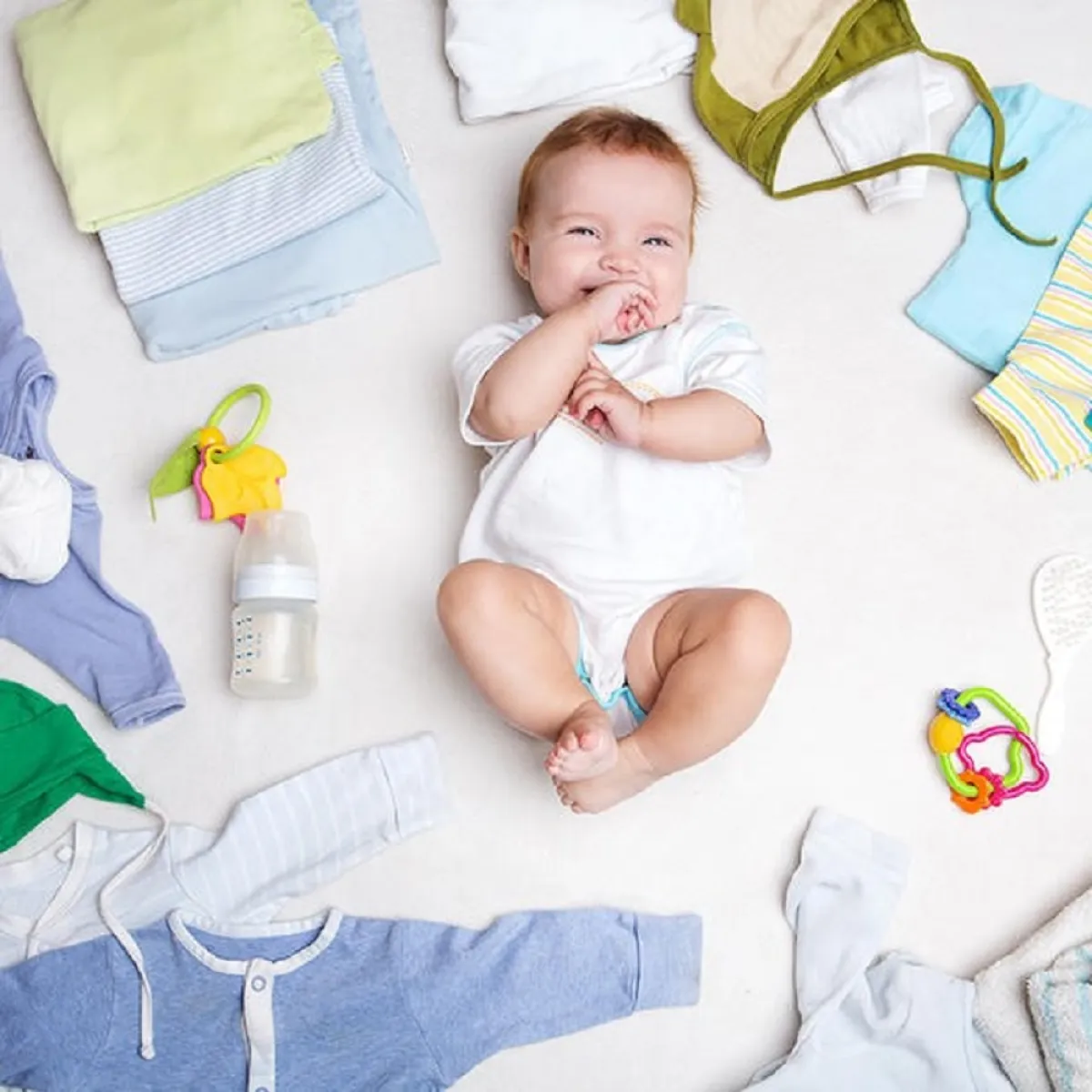 صورة لمولود وسط مستلزماته