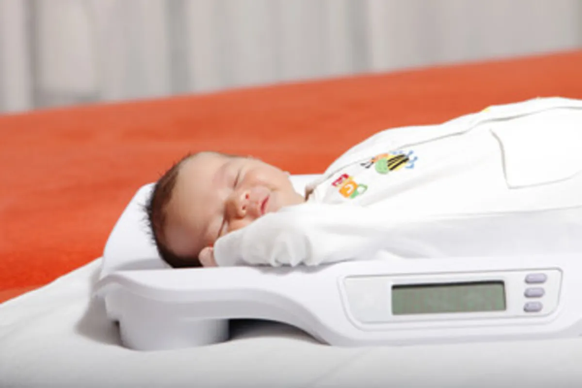 صورة لمولود حديث الولادة يحصل على قراءه لوزنه