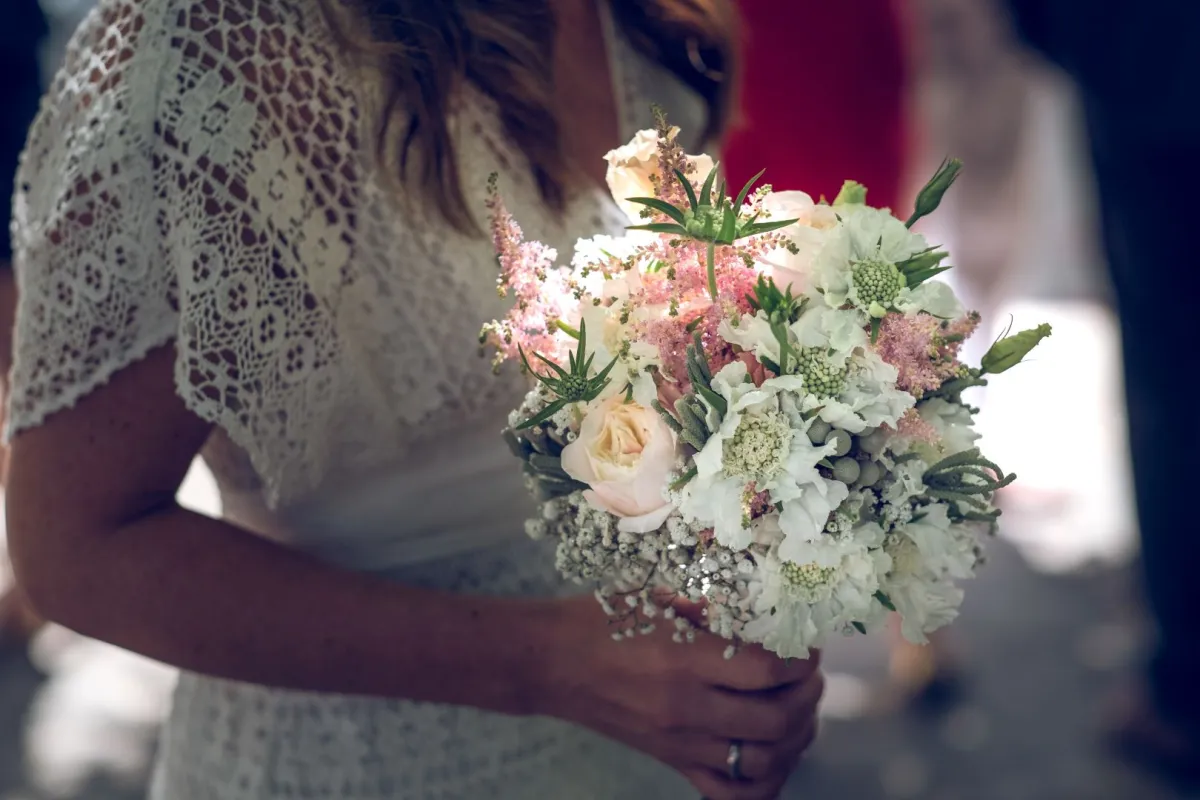 فتاة تحمل باقة ورد