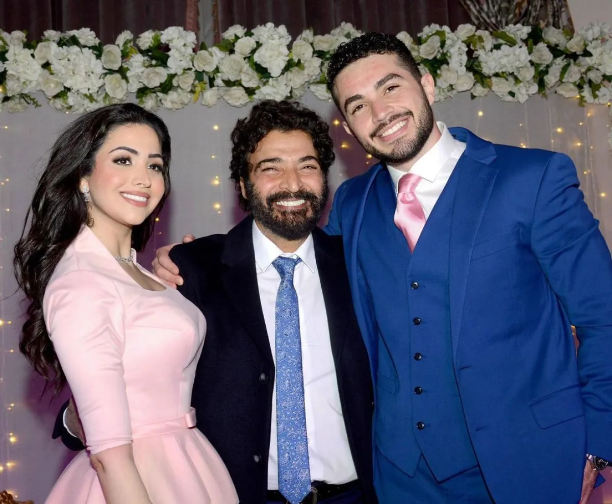 حميد الشاعري وابنته نبيلة وخطيبها من حفل الخطوبة - الصورة من حساب نبيلة الشاعري على إنستغرام