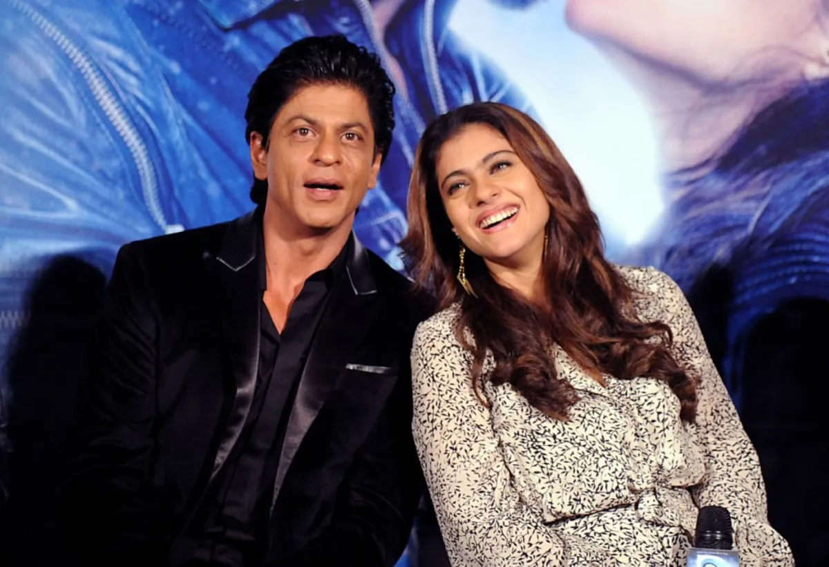 Shah Rukh Khan and Kajol Devgn in Mumbai on November 18, 2015. AFP PHOTO (Photo by AFP)