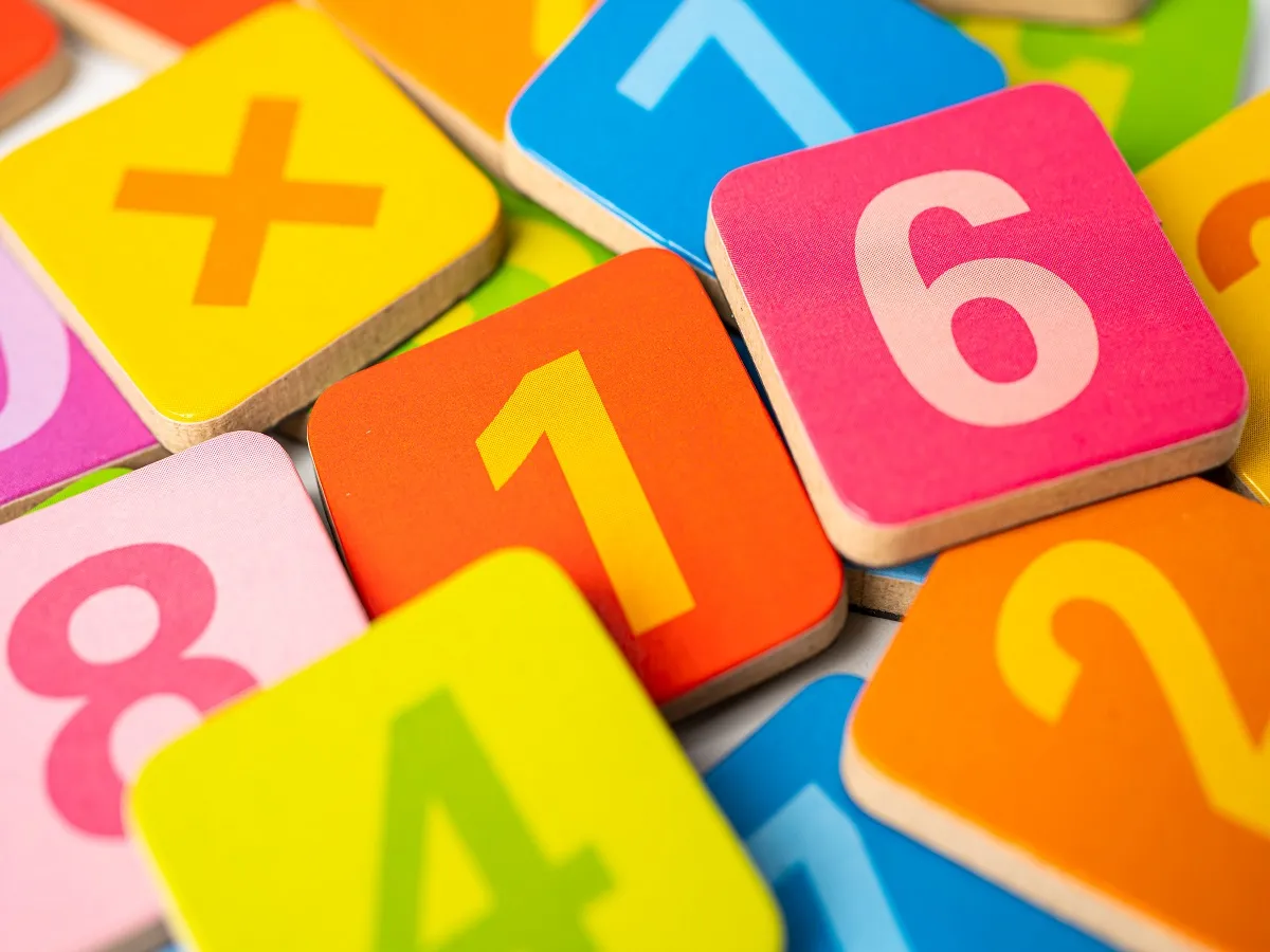 صورة لمجموعة من الأرقام والحروف