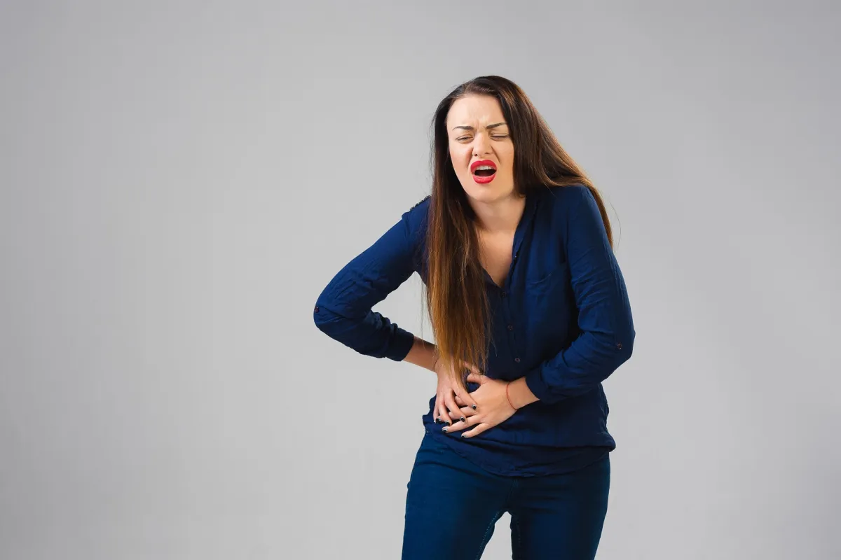 يكون استئصال المرارة ضرورياً إذا تعرضتِ لنوبات مُتكررة من ألم المرارة نتيجة تكوّن الحصوات بها (المصدر: Freepik)