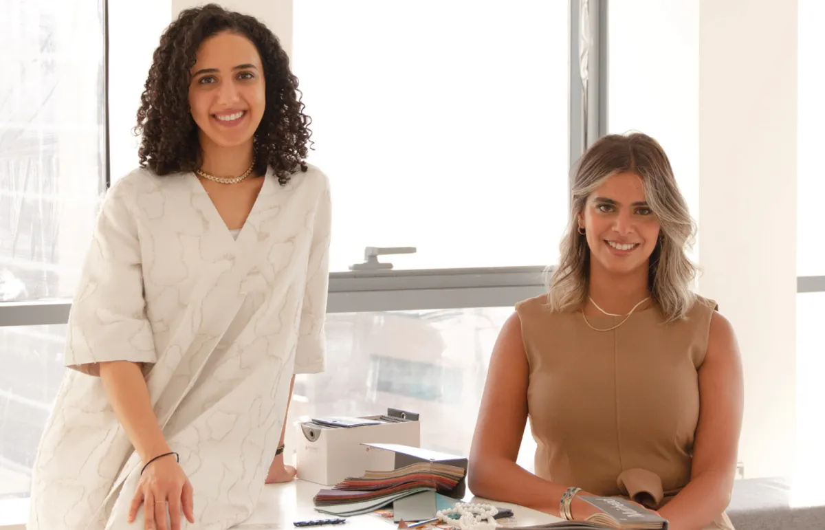 المصممتان ألطاف المضيان وشريفة السليطي: نراعي في تصاميم الأحذية الراحة والعملية